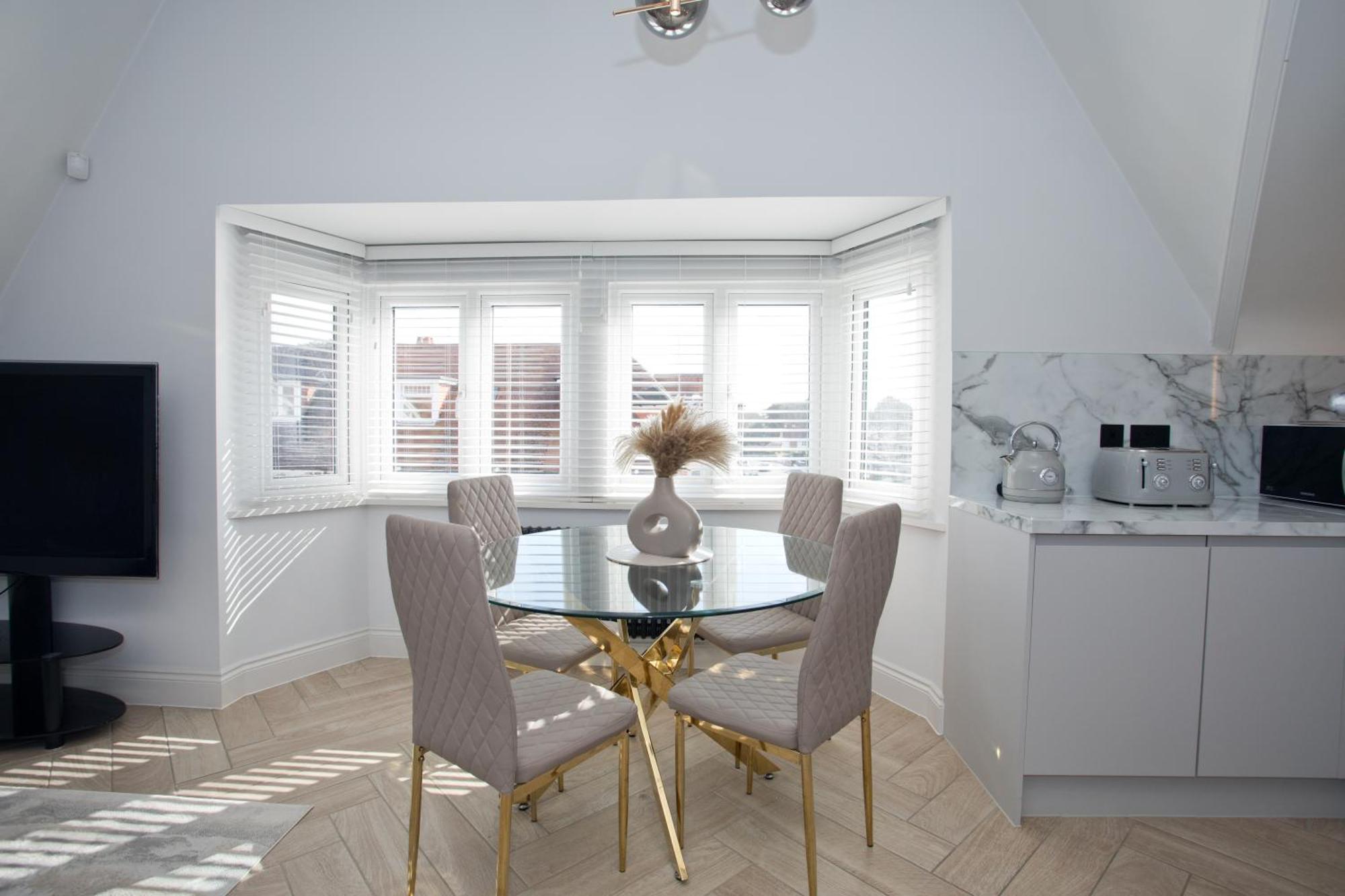 פול Ultra Stylish Apt Set In An Affluent Location מראה חיצוני תמונה