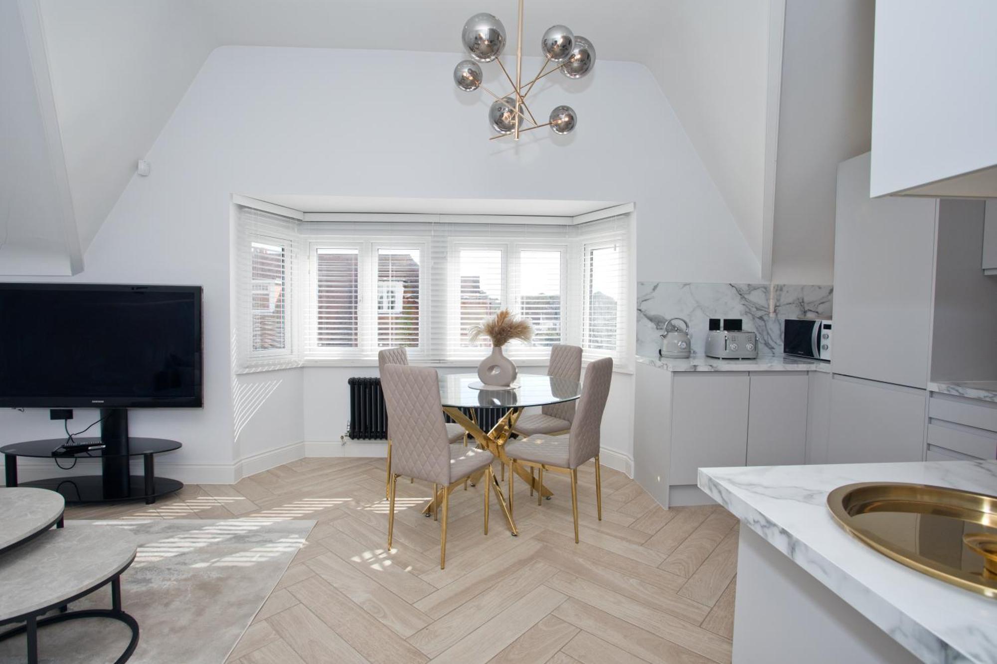 פול Ultra Stylish Apt Set In An Affluent Location מראה חיצוני תמונה