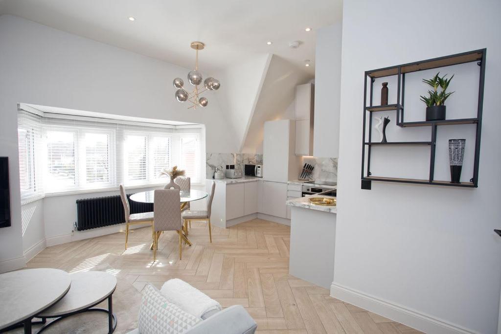 פול Ultra Stylish Apt Set In An Affluent Location מראה חיצוני תמונה