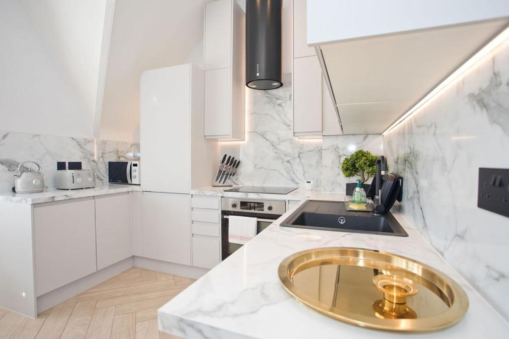 פול Ultra Stylish Apt Set In An Affluent Location מראה חיצוני תמונה