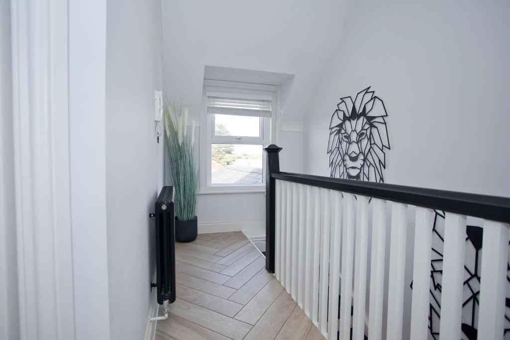 פול Ultra Stylish Apt Set In An Affluent Location מראה חיצוני תמונה