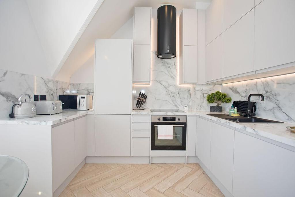 פול Ultra Stylish Apt Set In An Affluent Location מראה חיצוני תמונה