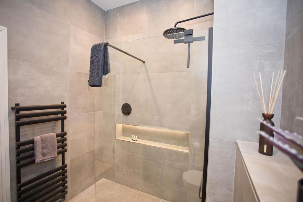פול Ultra Stylish Apt Set In An Affluent Location מראה חיצוני תמונה