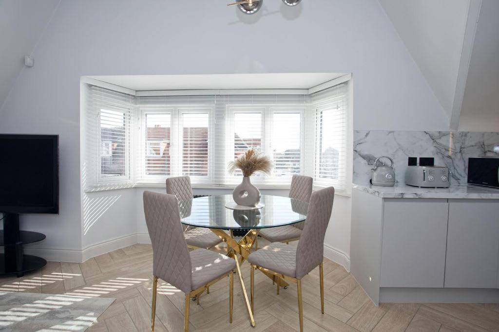 פול Ultra Stylish Apt Set In An Affluent Location מראה חיצוני תמונה