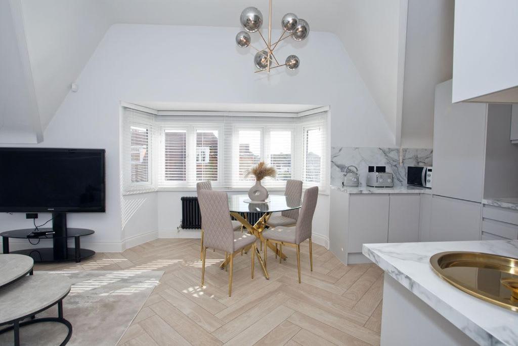 פול Ultra Stylish Apt Set In An Affluent Location מראה חיצוני תמונה